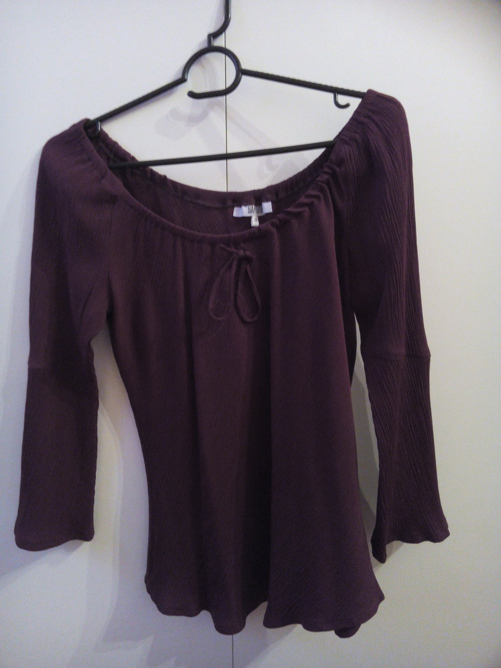 Schöne bordeauxfarbende Bluse