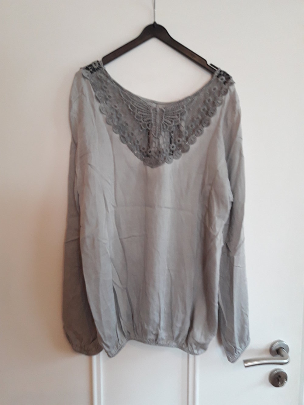 Bluse mit Rückenausschnitt grau Spitze Häkel
