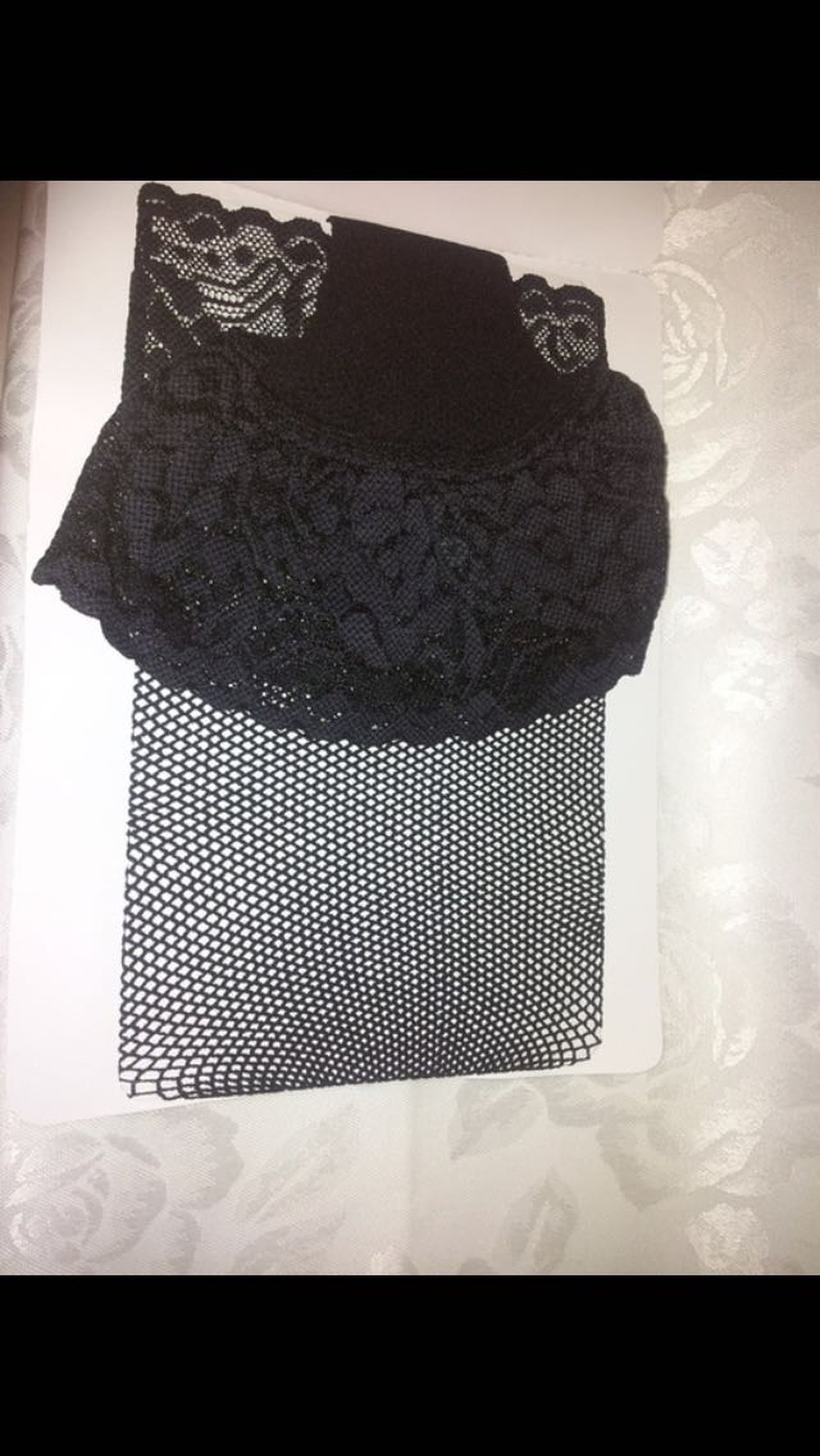 NEU Fein Strümpfe Falke I S/M

Schöne neue Netzstrumpfhose 
Halterlose Overknee- Strümpfe 
mit Spitze, innen mit Silikonstreifen für Halt ohne Strapse 
Wurde für das Foto über 1 Bein gezogen