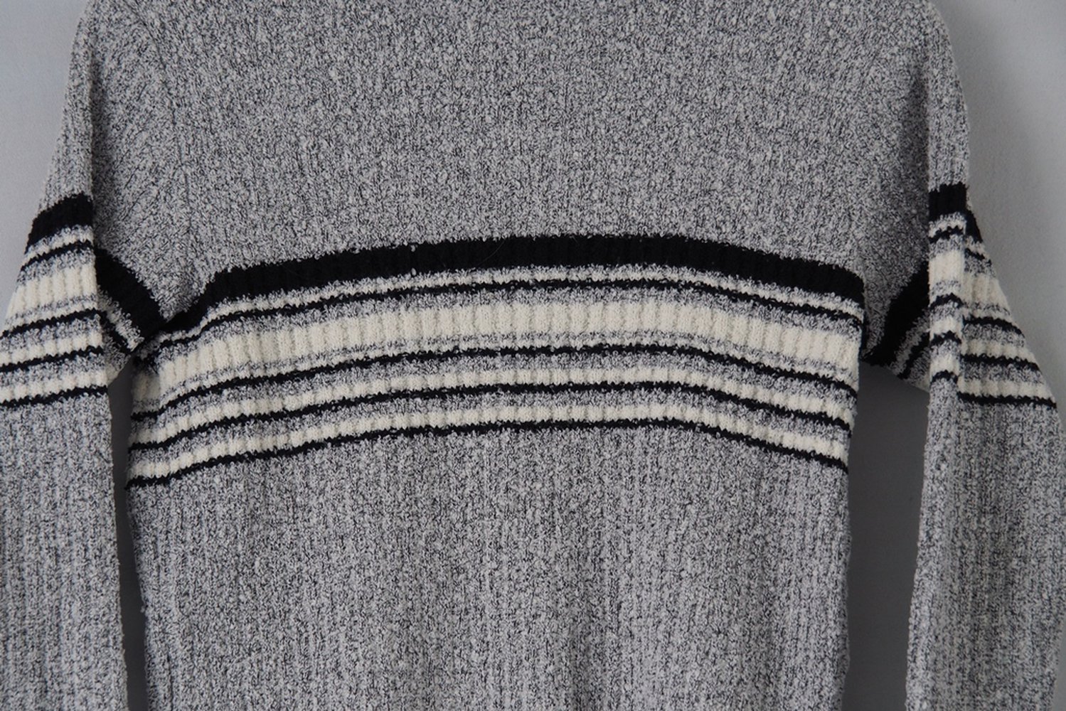 Grauer Pullover mit schwarz weißen Streifenmuster in Gr. 140