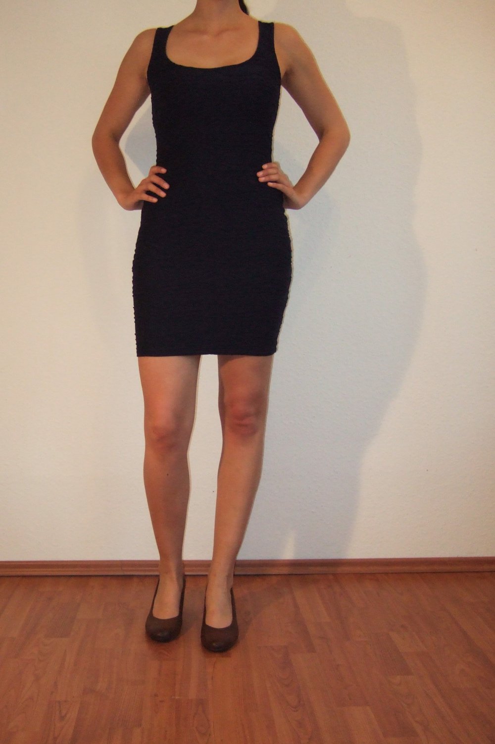 Enges blaues Kleid