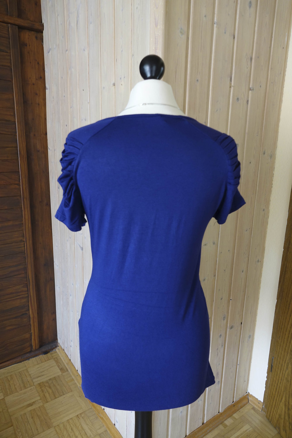 Schönes gerafftes T-Shirt in Blau