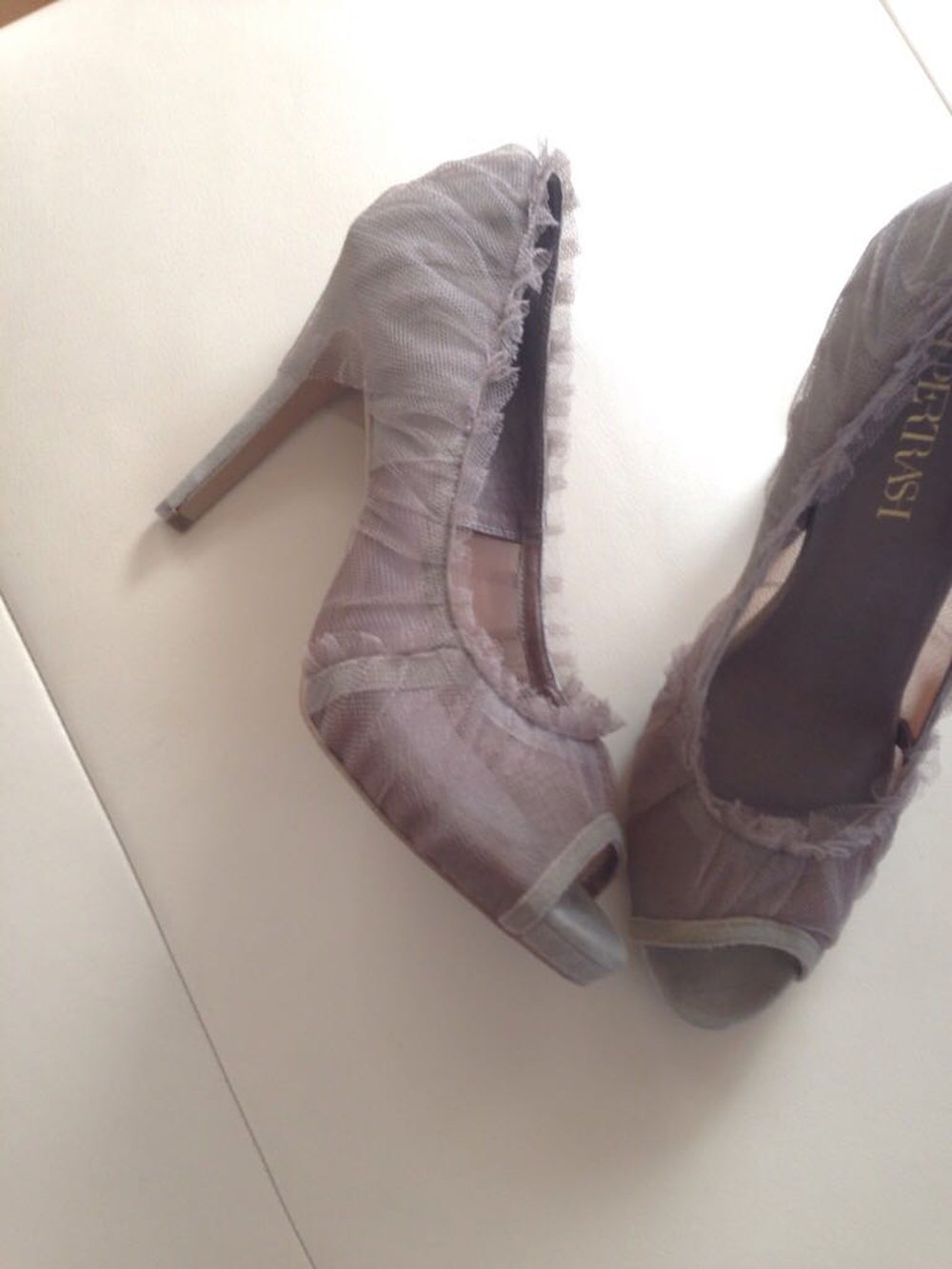 Nagelneue Peeptoes in taupe 