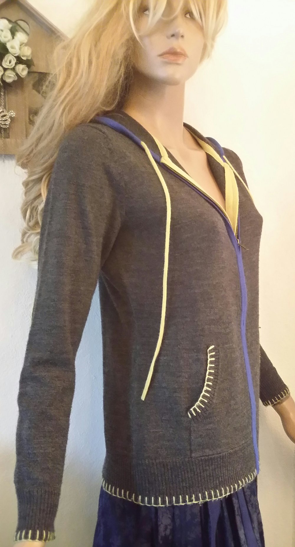 Weicher grauer melierter Hoodie mit Zipper 
