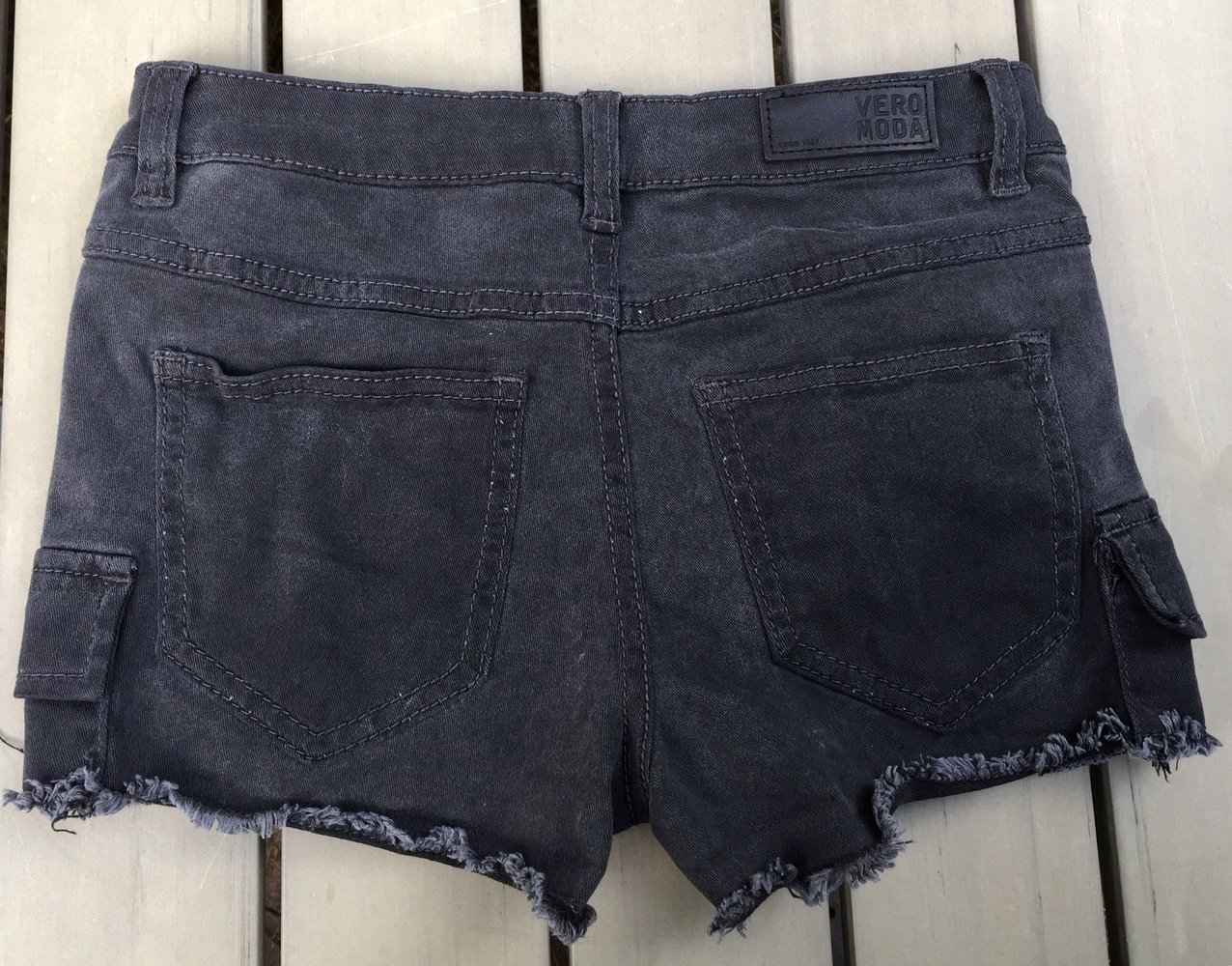 VERO MODA Hotpants SHORTS grau/schwarz Gr. 25