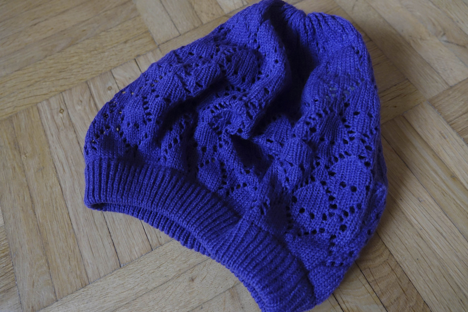 Lila und Schwarzes Strickmützen-Set