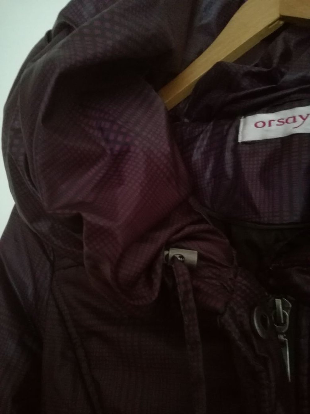 Burgund rote Winterjacke mit großem Kragen  und Gürtel