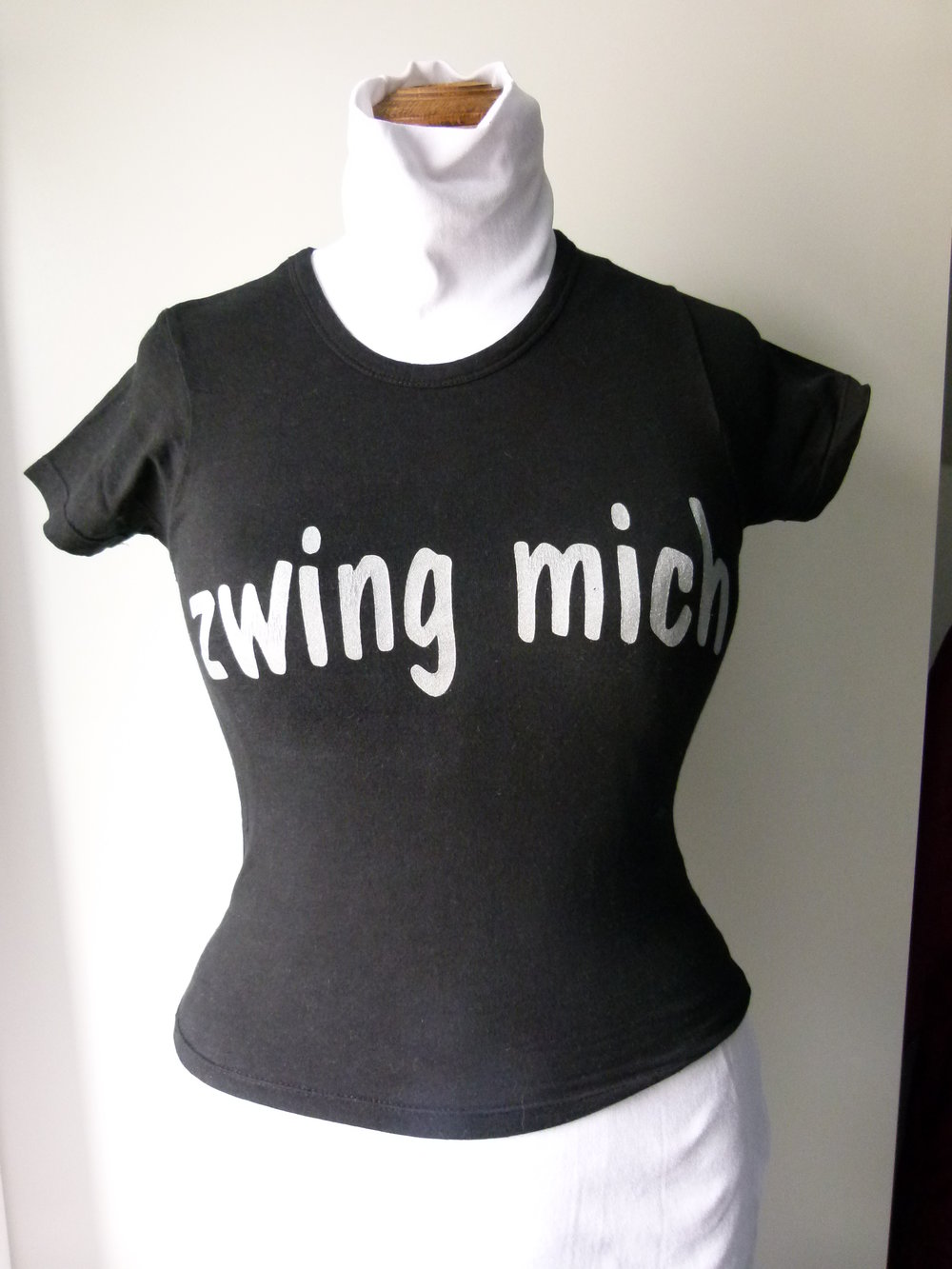 Girlie Shirt 'Zwing mich', schwarz mit silbernen Schriftzug, Gothic Metal Emo Alternative Sprücheshirt T-Shirt