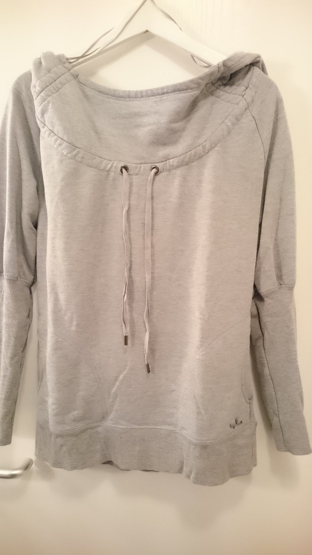 Grauer Kapuzenpulli