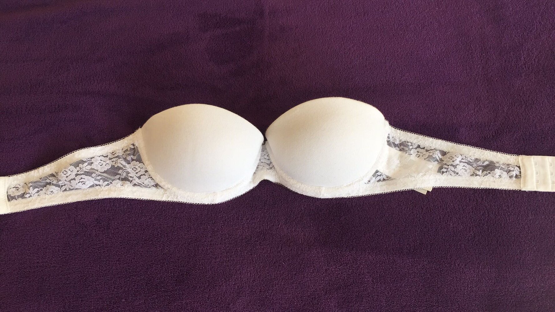 weißer trägerloser push-up BH 
