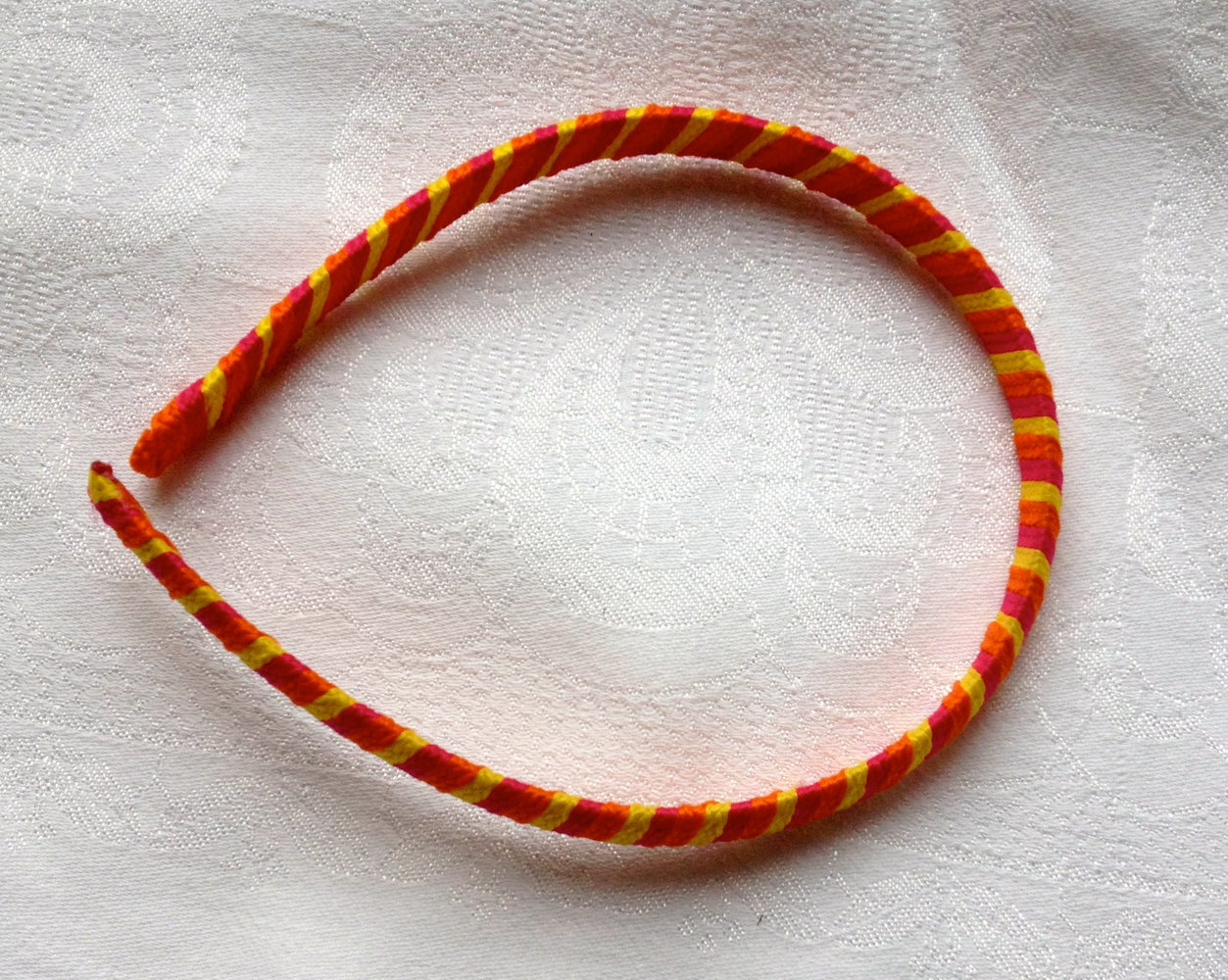 Schöner schmaler Haarreifen