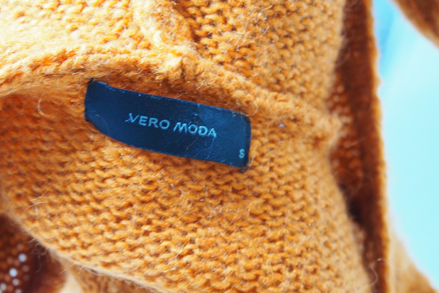 Kurzer orangener Pulli mit Kaputze von Vero Moda