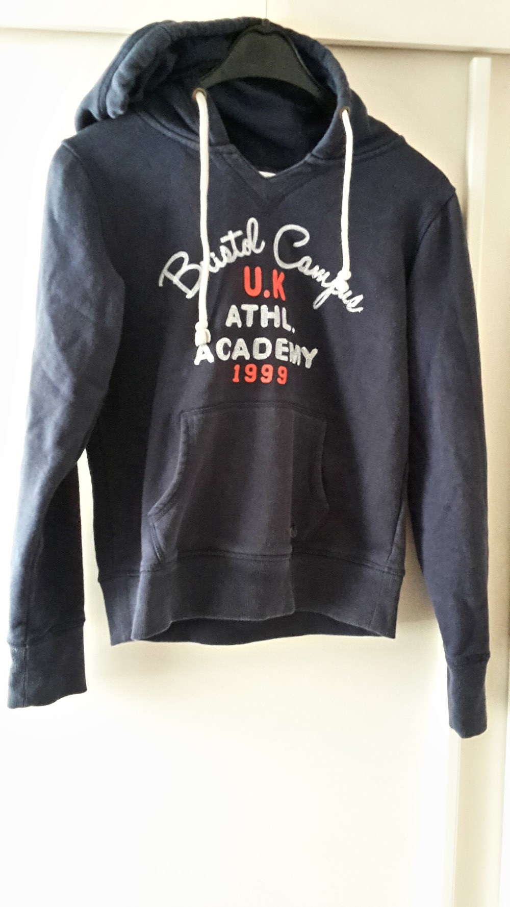 Dunkelblaues Sweatshirt mit Druck