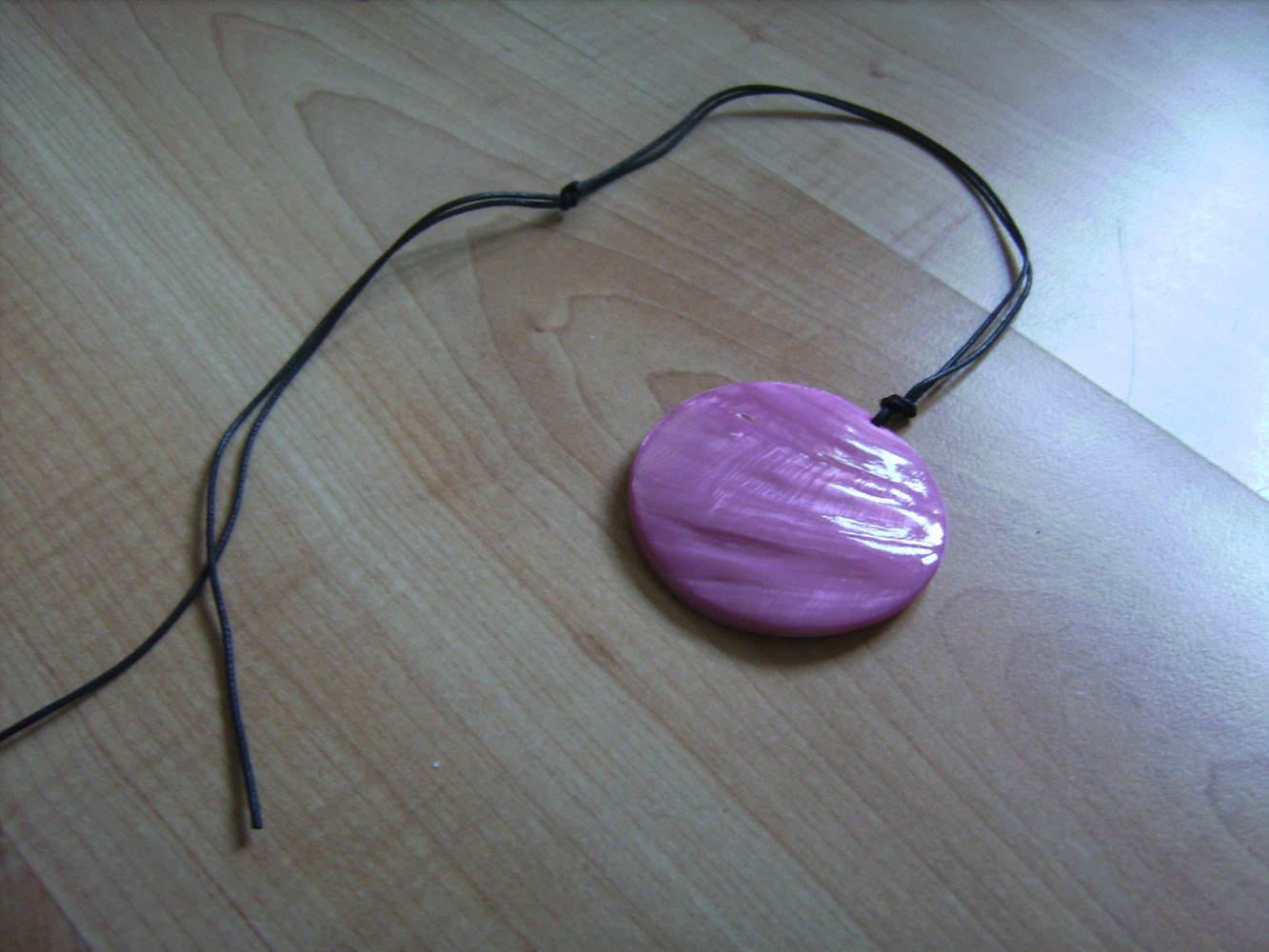 Medaillon Perlmutt Halsband, Knüpfband mit Anhänger. Muschel pink, Glitzer Medaillon Schmuck Beach-Look Statement, Halsschmuck schattiert,Heilstein Lichtbrechend Naturmaterial Einzelstück