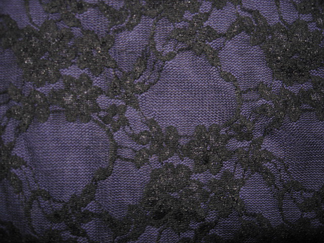 Lila Oberteil mit Spitze