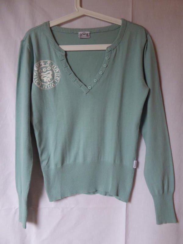 Hellblauer Pullover mit besonderem V-Ausschnitt von Madonna