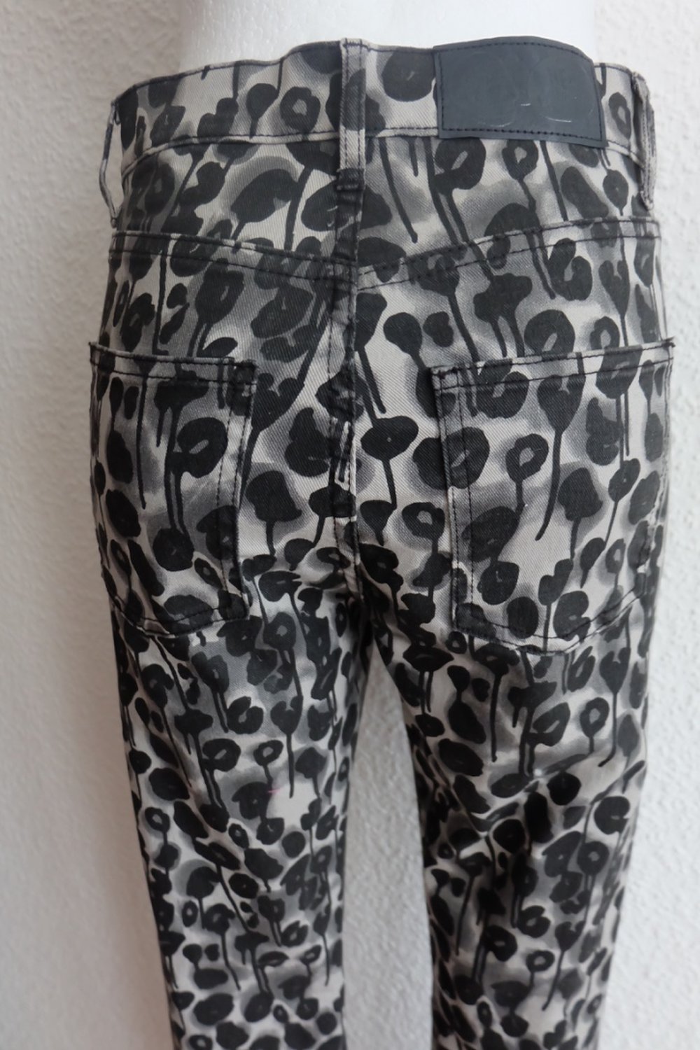 Cheap Monday, Second Skin Jeans, Slim fit Röhrenjeans, 5-Pocket-Style, Schwarz Graue Blumen Print 