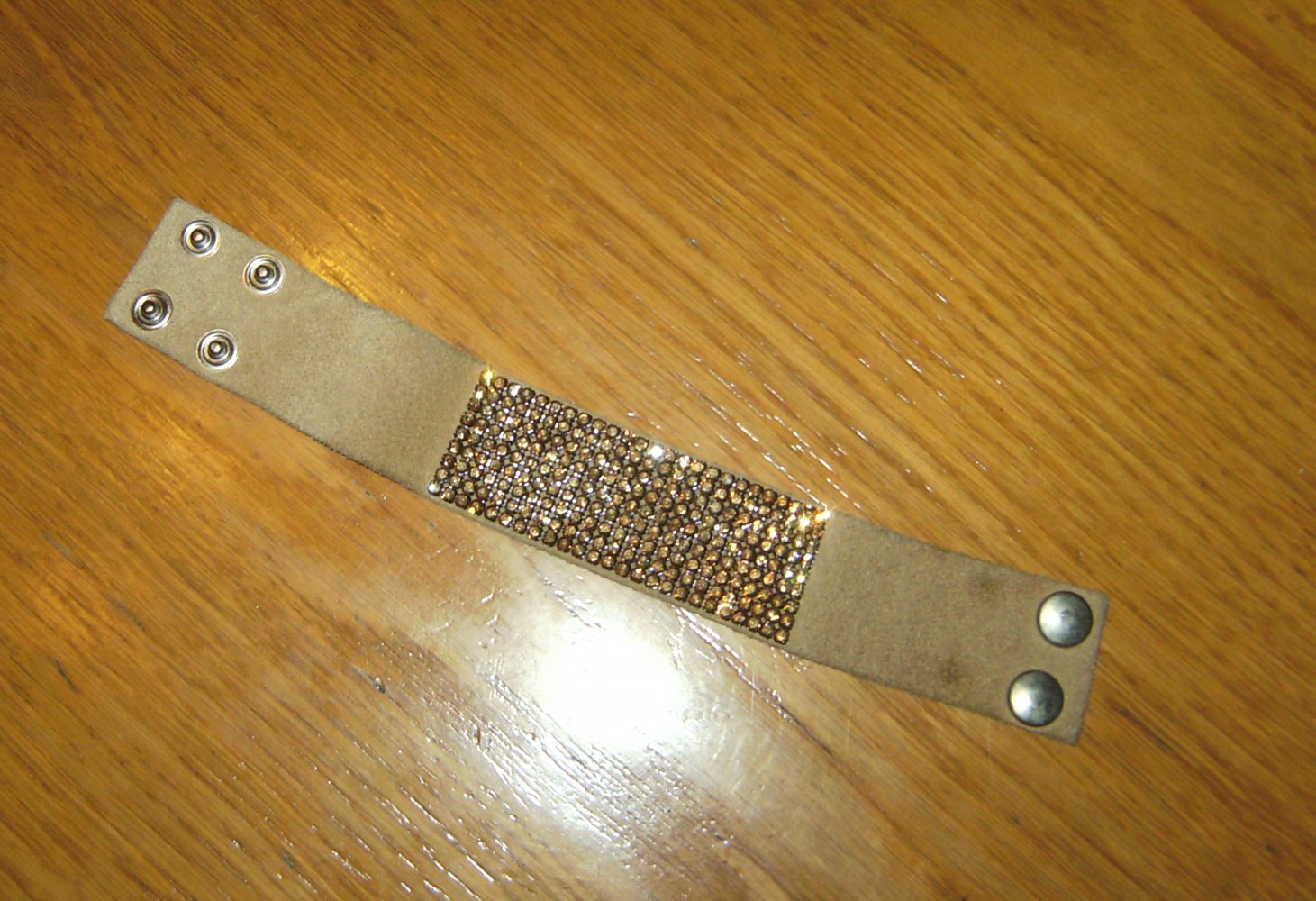 Armband, Lederband mit Strass, Gelenkband, Accessoire, Funkelndes Druckband, used look
