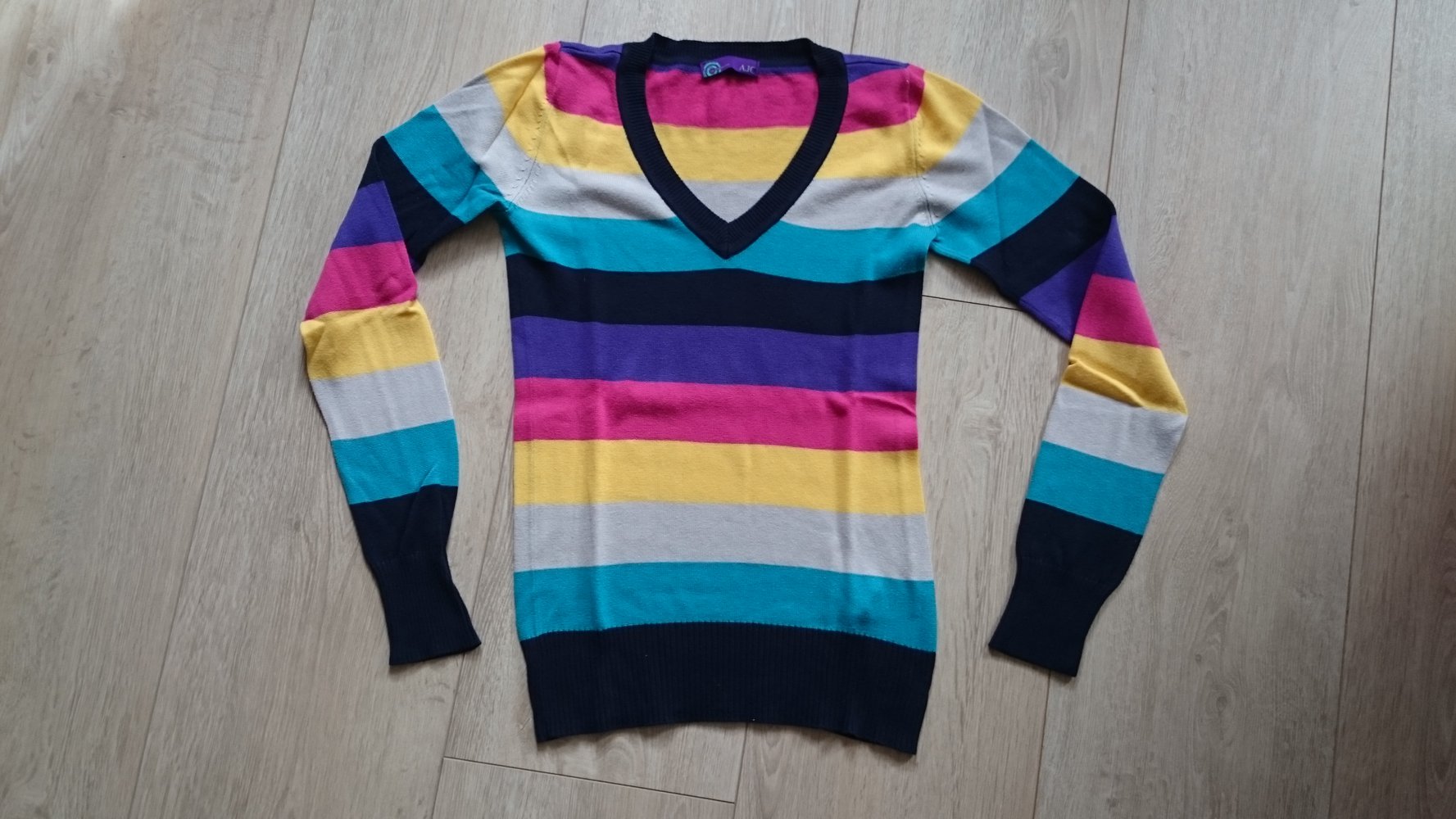 bunt gestreifter Pulli