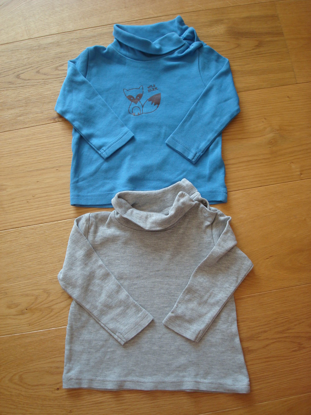 2 dünne Rollkragenpullover Gr. 74
