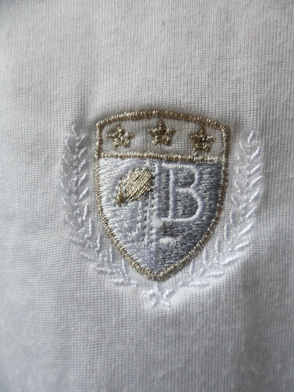 Weißes Basic Shirt Wappen