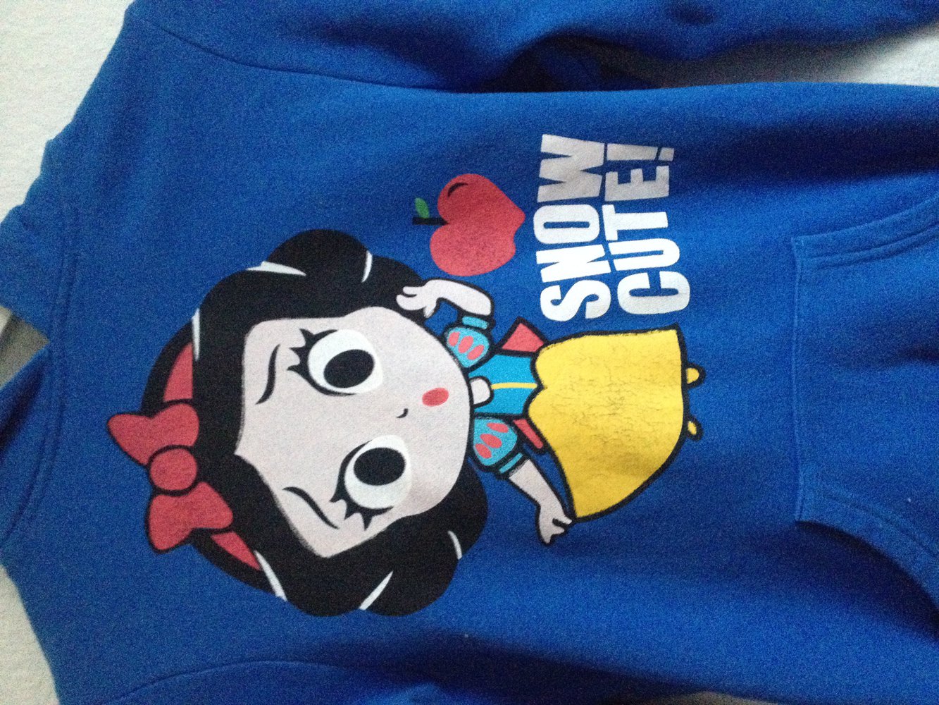 Süßer Kaputzenpulli mit Schneewitchen