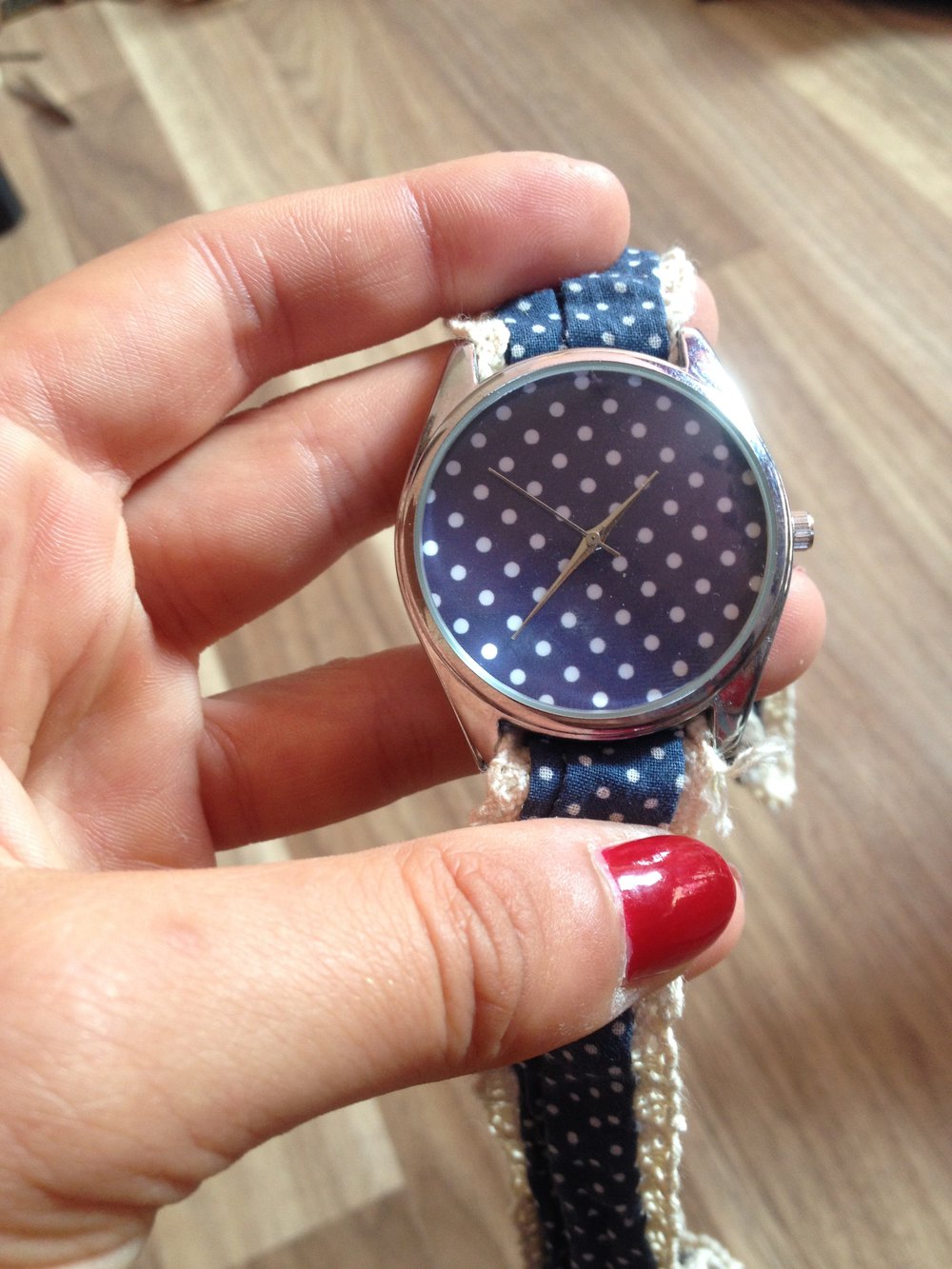 Blaugepunktete Armbanduhr