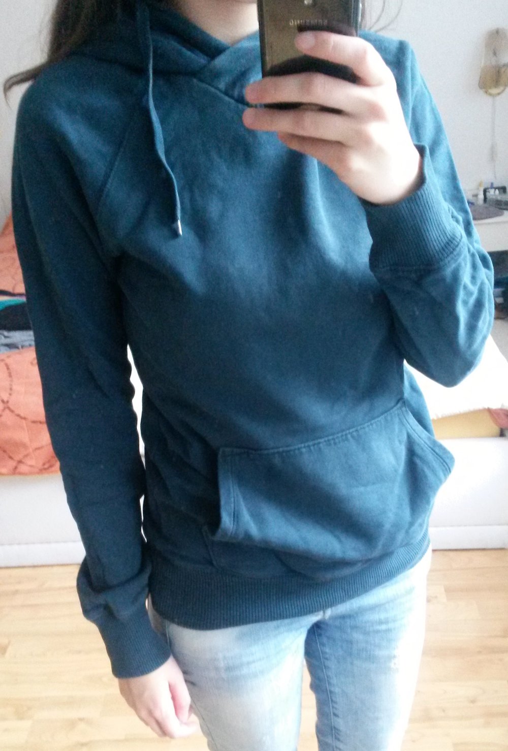 Dunkelblauer Kapuzenpullover Gr. 34