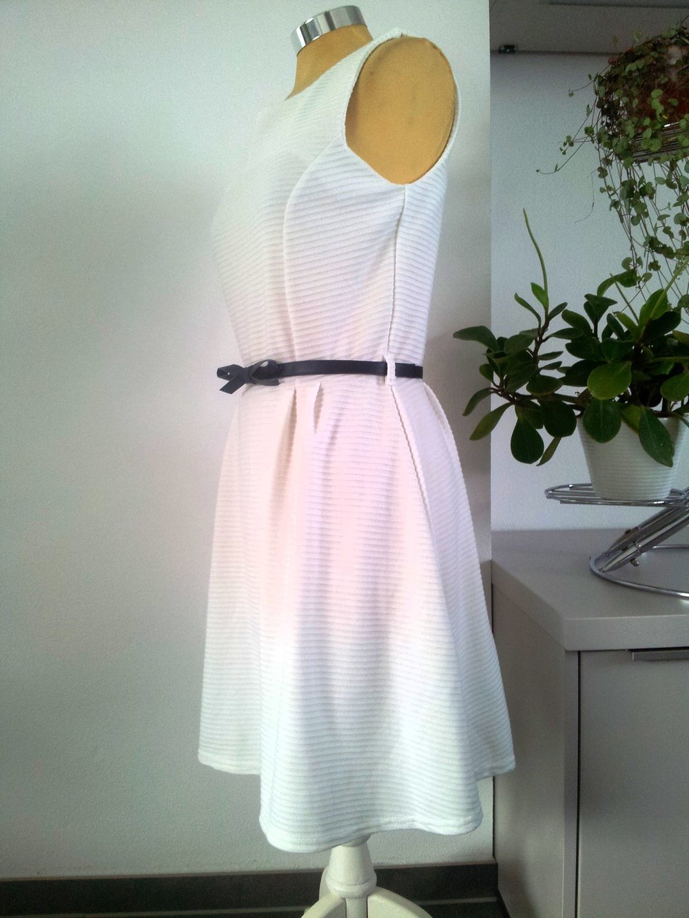 Atmosphäre Weises Kleid Schleifengürtel 