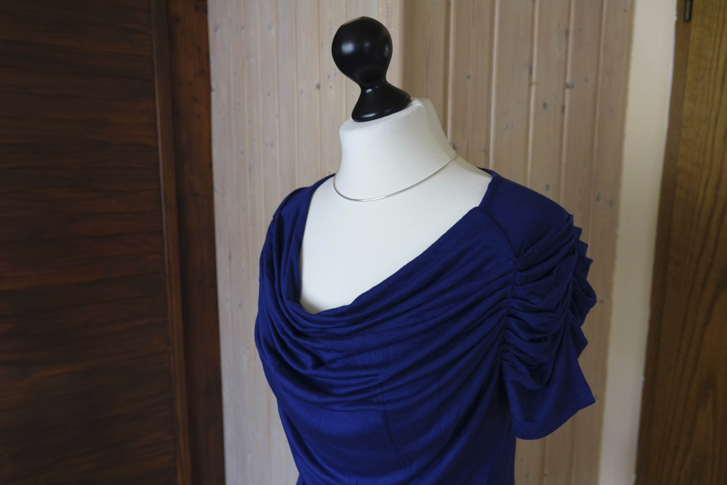 Schönes gerafftes T-Shirt in Blau