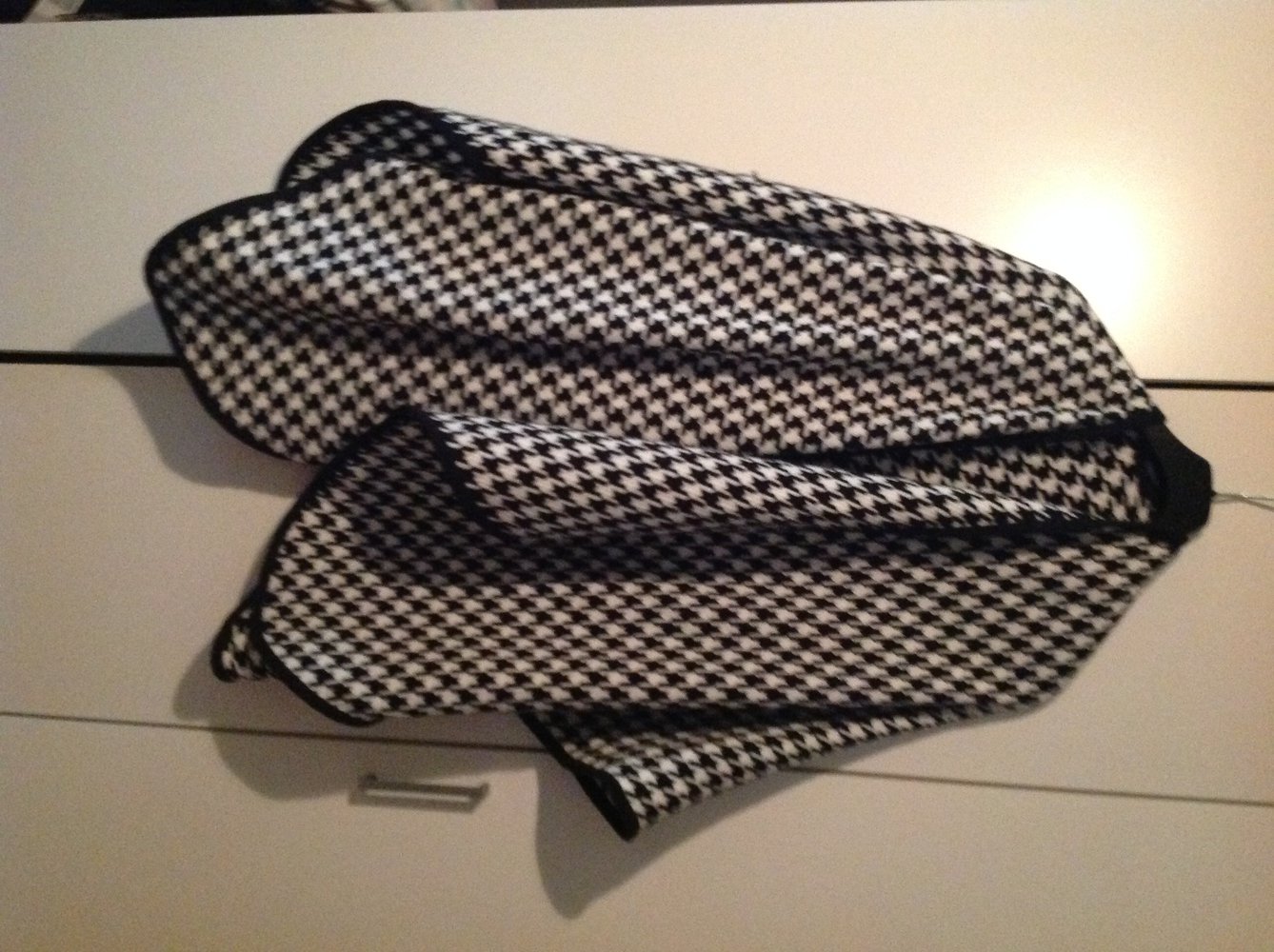 Poncho, hahnentrittmuster, schwarz-weiss