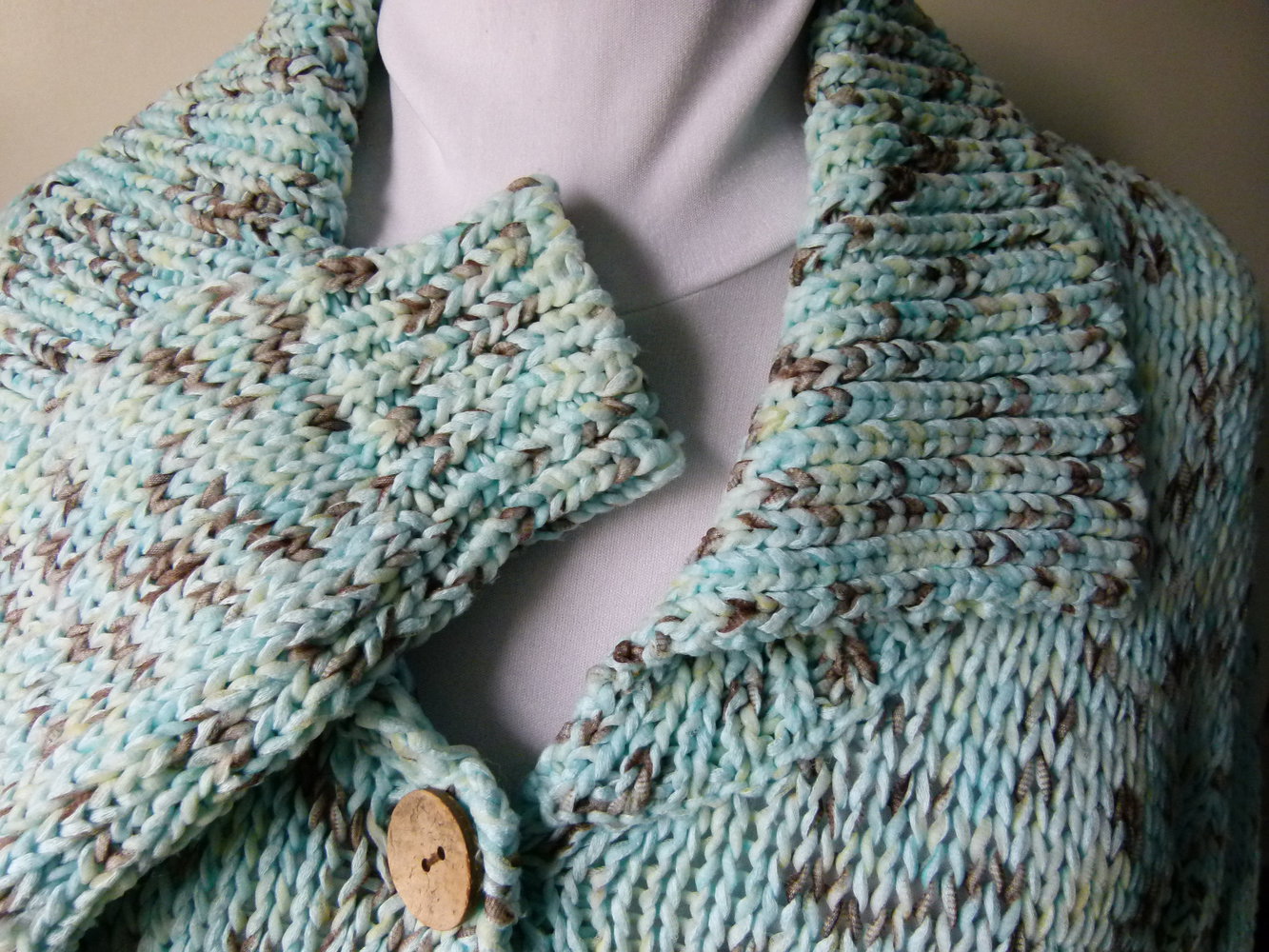Strickjacke Cardigan, pastellblau braun meliert, mit Zierschnürung, Boho Hippie Goa Festival Elfen Mori Lagenlook