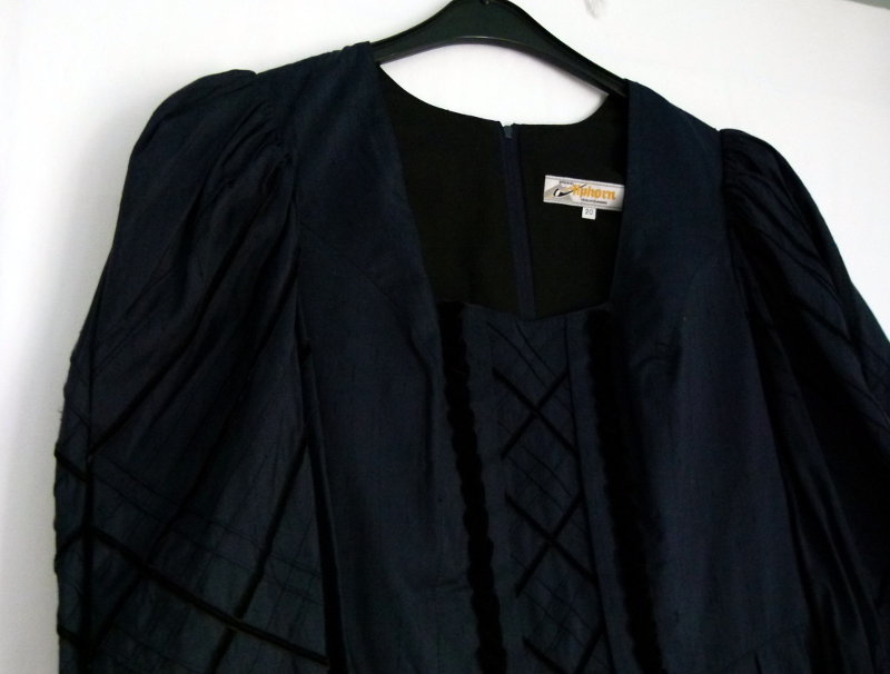 Seiden Folklore Kleid, historischer Schnitt, nachtblau schwarz, Gothic Trachten Larp Cottagecore Retro Vintage