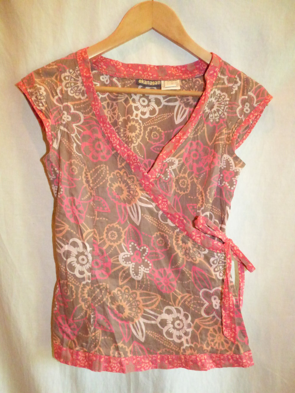 Blumige Wickelbluse