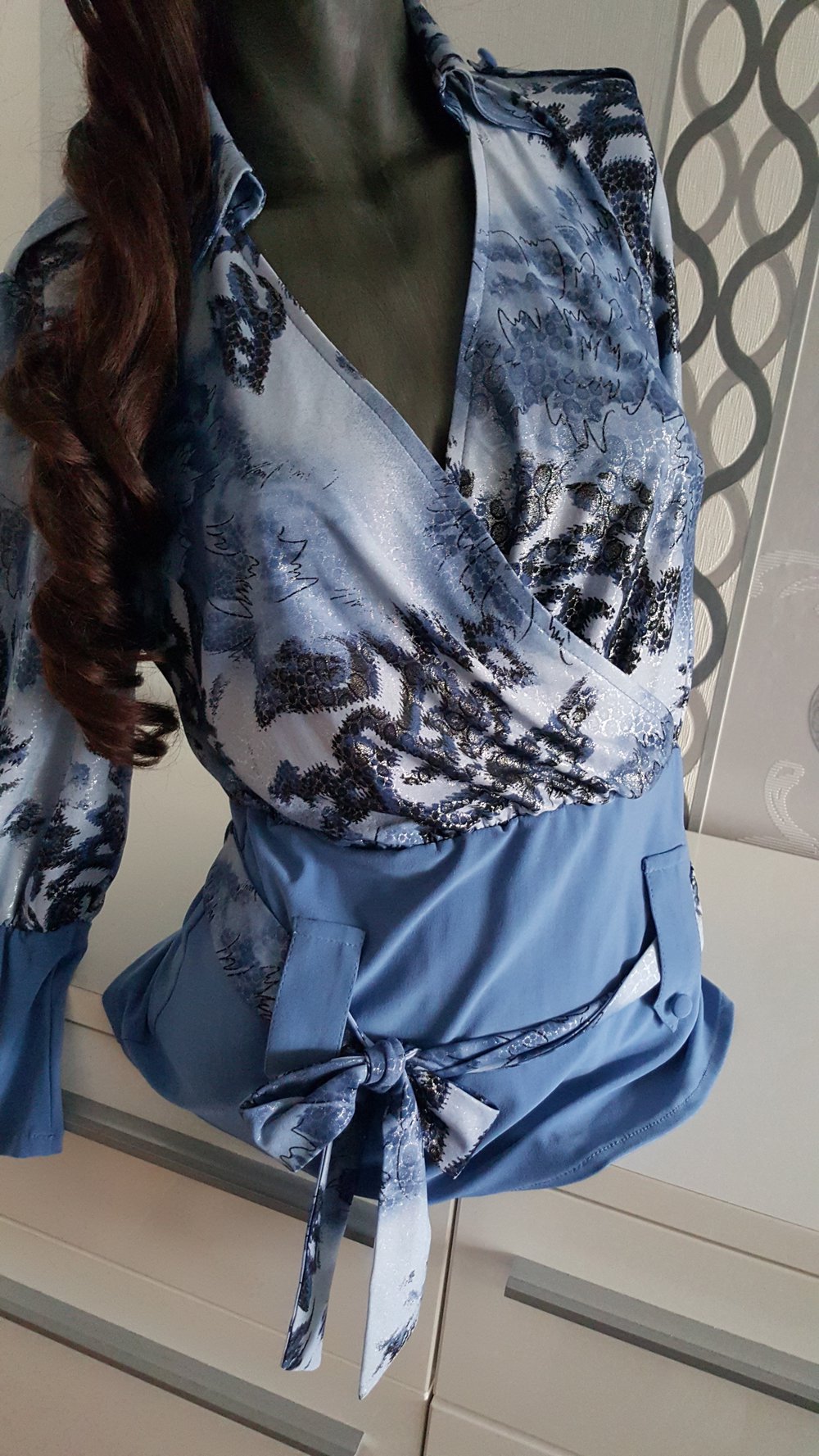 Schöne blaue Bluse mit Muster Vintage glänzend M 38 