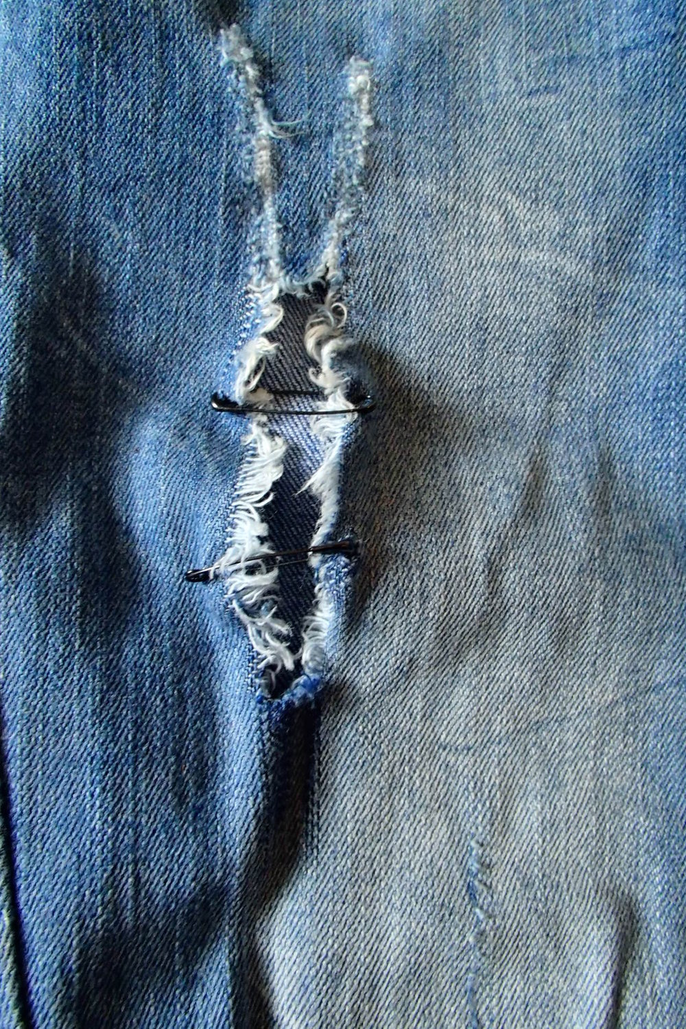 Destroyed Jeans mit 3 Knöpfen 