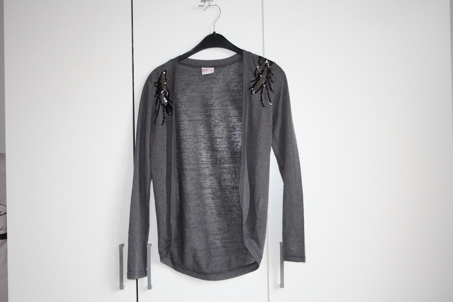 * graue Strickjacke mit Pailletten