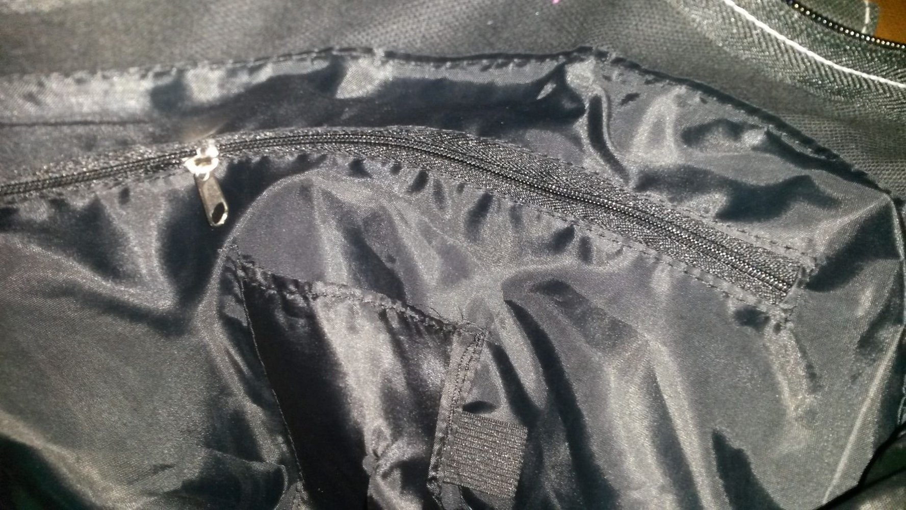 Schultertasche schwarz mit Aufschrift 