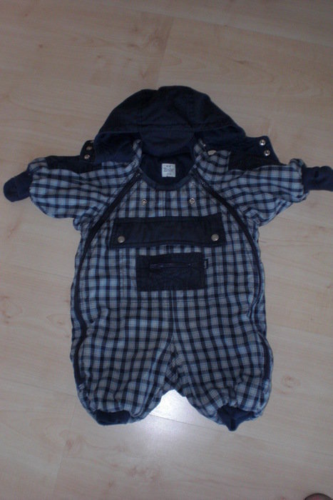 blau karierter Schneeanzug mit Handschuh Gr. 56