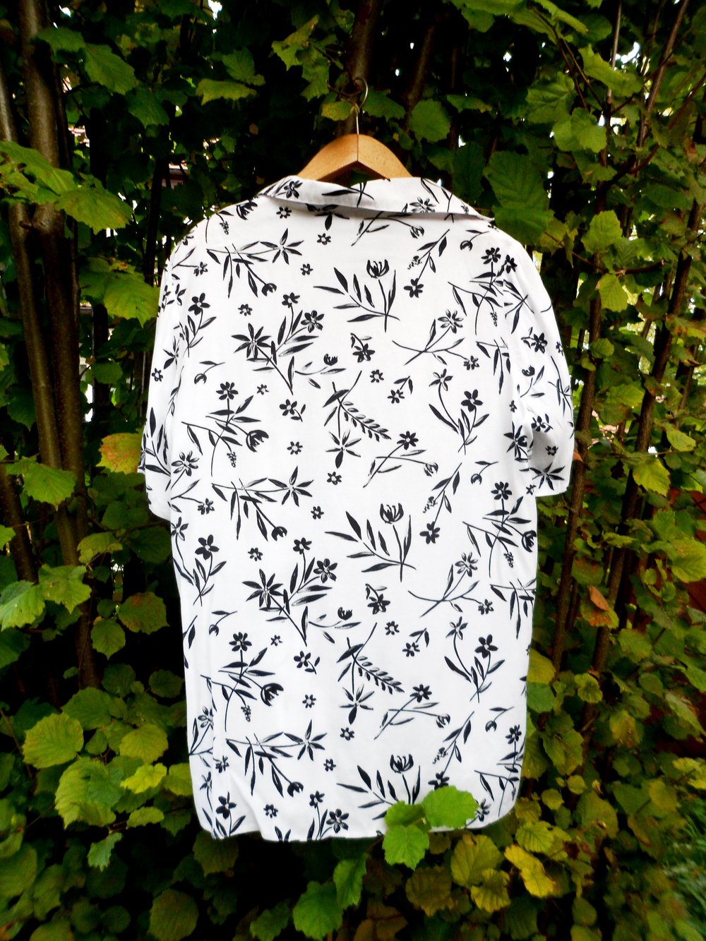 Weiße Bluse Schwarzer Blumenprint