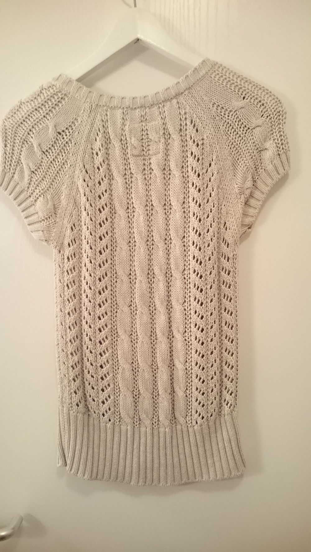 Kurzärmlige Strickweste mit Knöpfen in Perlmutoptik