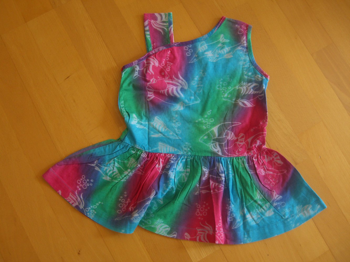 Süßes Sommerkleid in Regengobenfarben