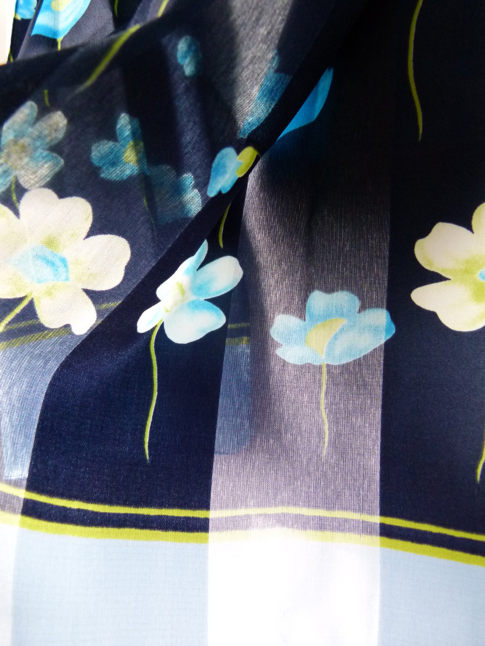 Sommer Schal Halstuch, dunkelblau hellblau hellgrün mit Blumenmotiv, Mori Goa Festival Hippie Lagenlook Landleben Boho