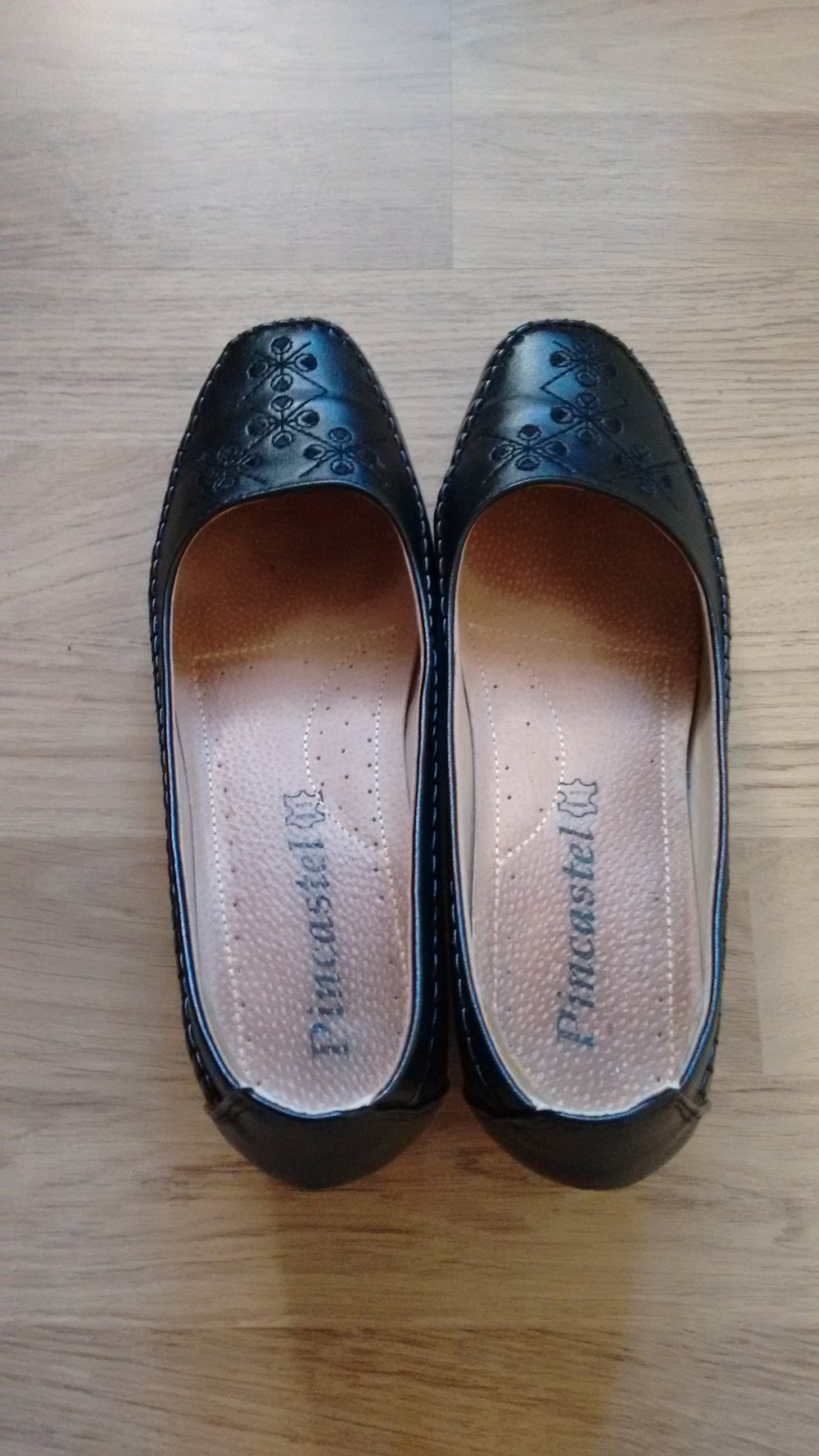 süße schwarze Halbschuhe mit kleinem Absatz und süßem Muster Gr. 38