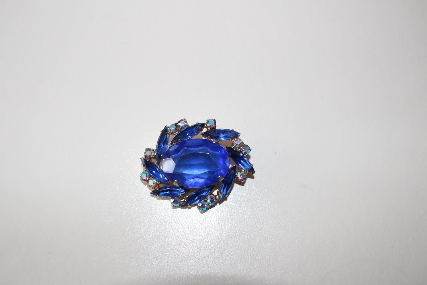 300. Vintage Brosche mit Saphiren, 3,5 x 4,5 Durchmesser
