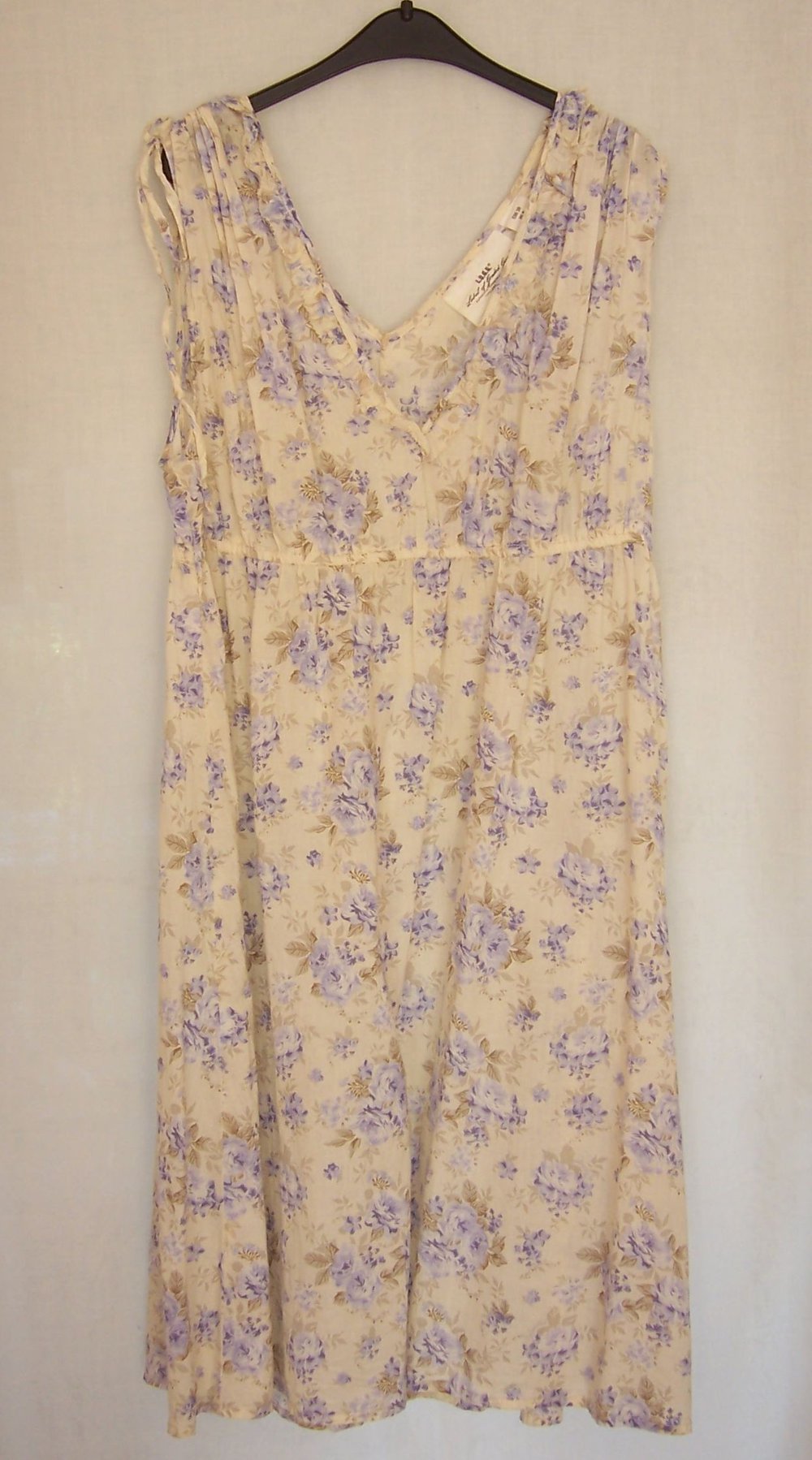 h&m leichtes Sommerkleid mit Blumen, Gr. 38/S, creme/weiß/beige Kleid sommerlich kurz ärmellos knielang, Baumwolle, V-Ausschnitt