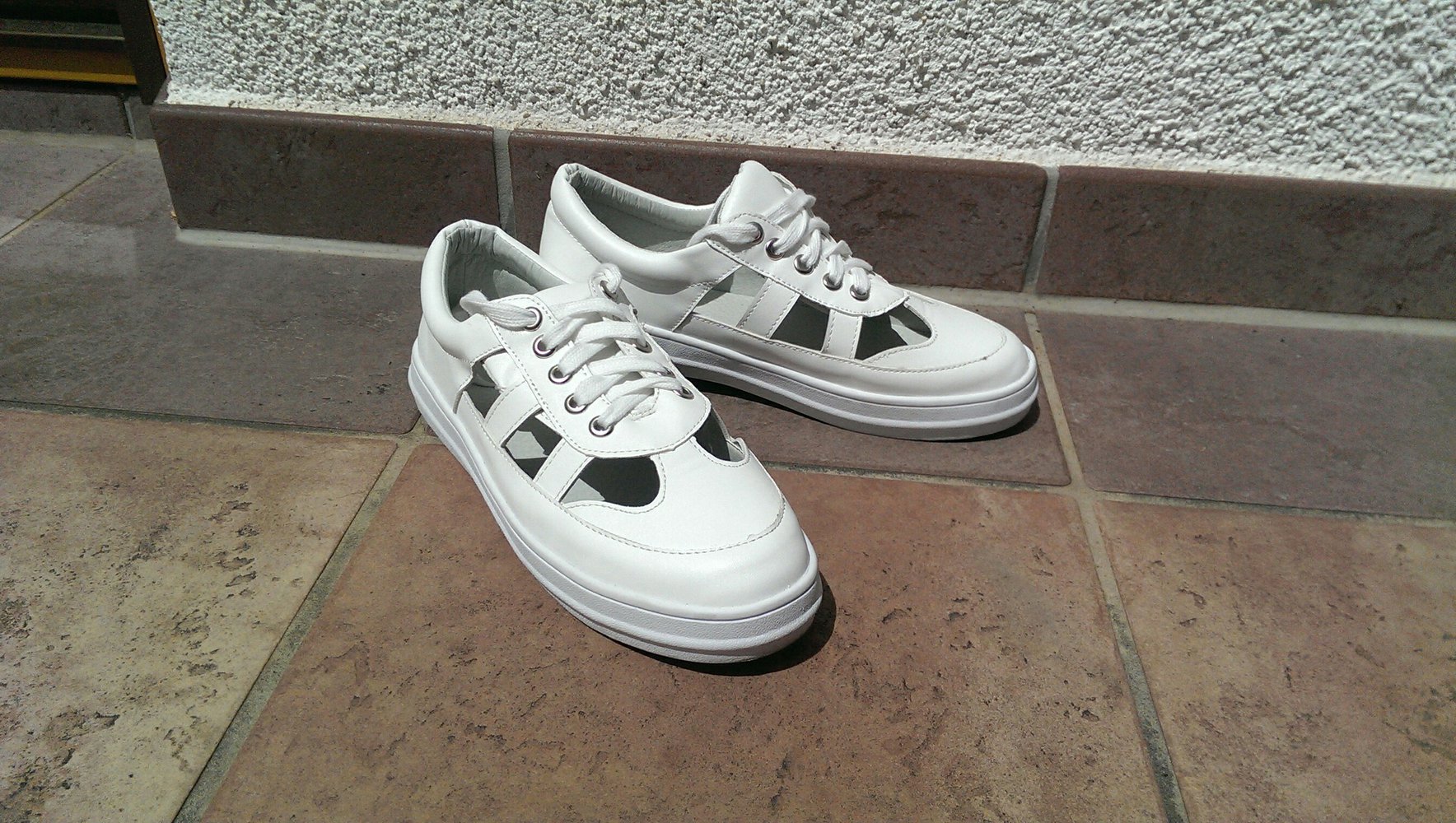 Coole weiße Schuhe mit Cutouts