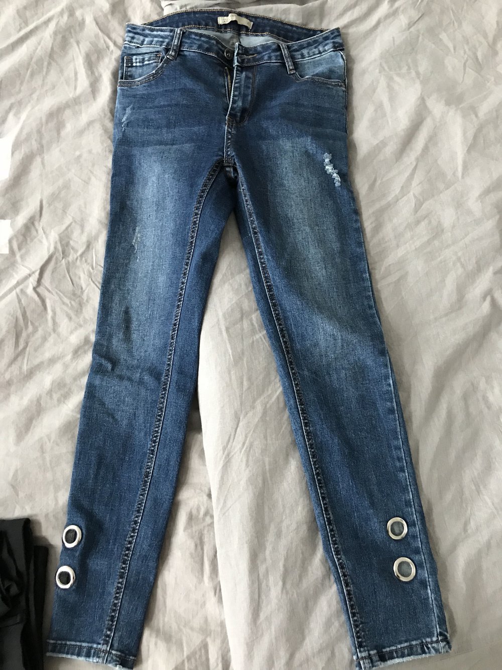Jeans mit schleifen unten am Rand Gr 40