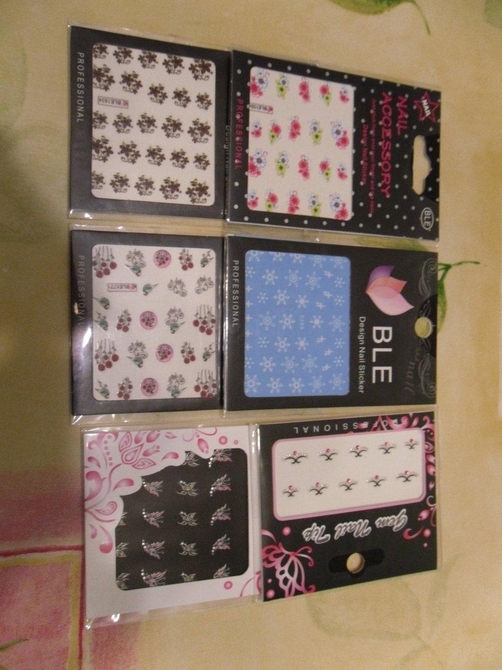 Verschiedene Nagelsticker und Wassertatoos