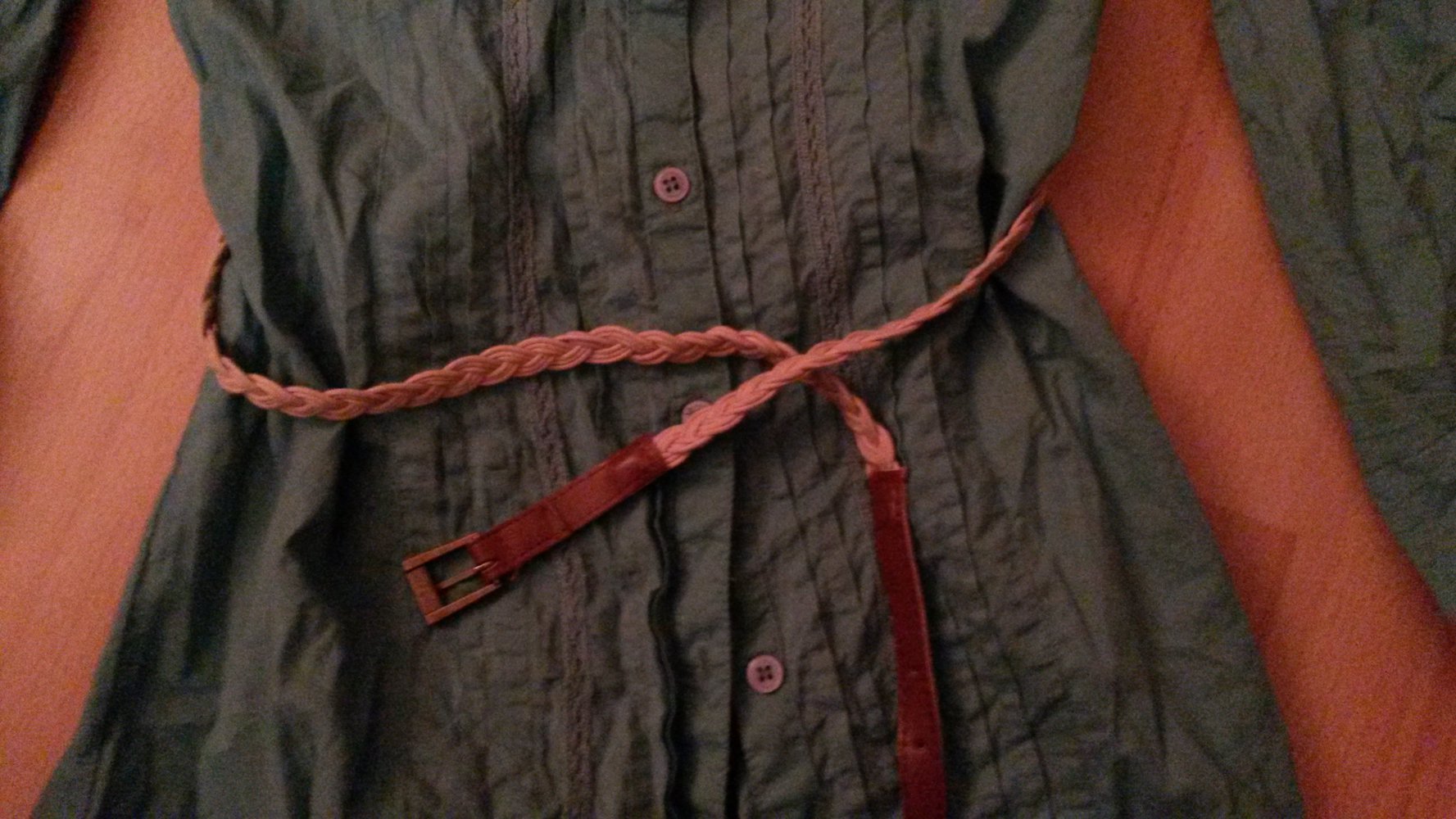 Blaue Bluse mit Braunem Gürtel